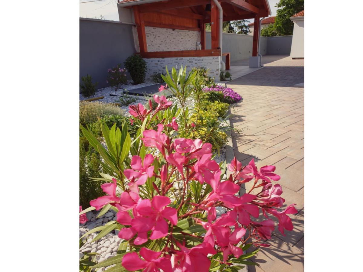 villa flores Kavran Exterior foto